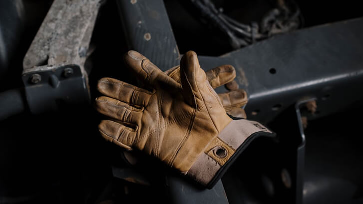 Leather vs Synthetic Gloves: Choose Right Gloves for Industrial Applications